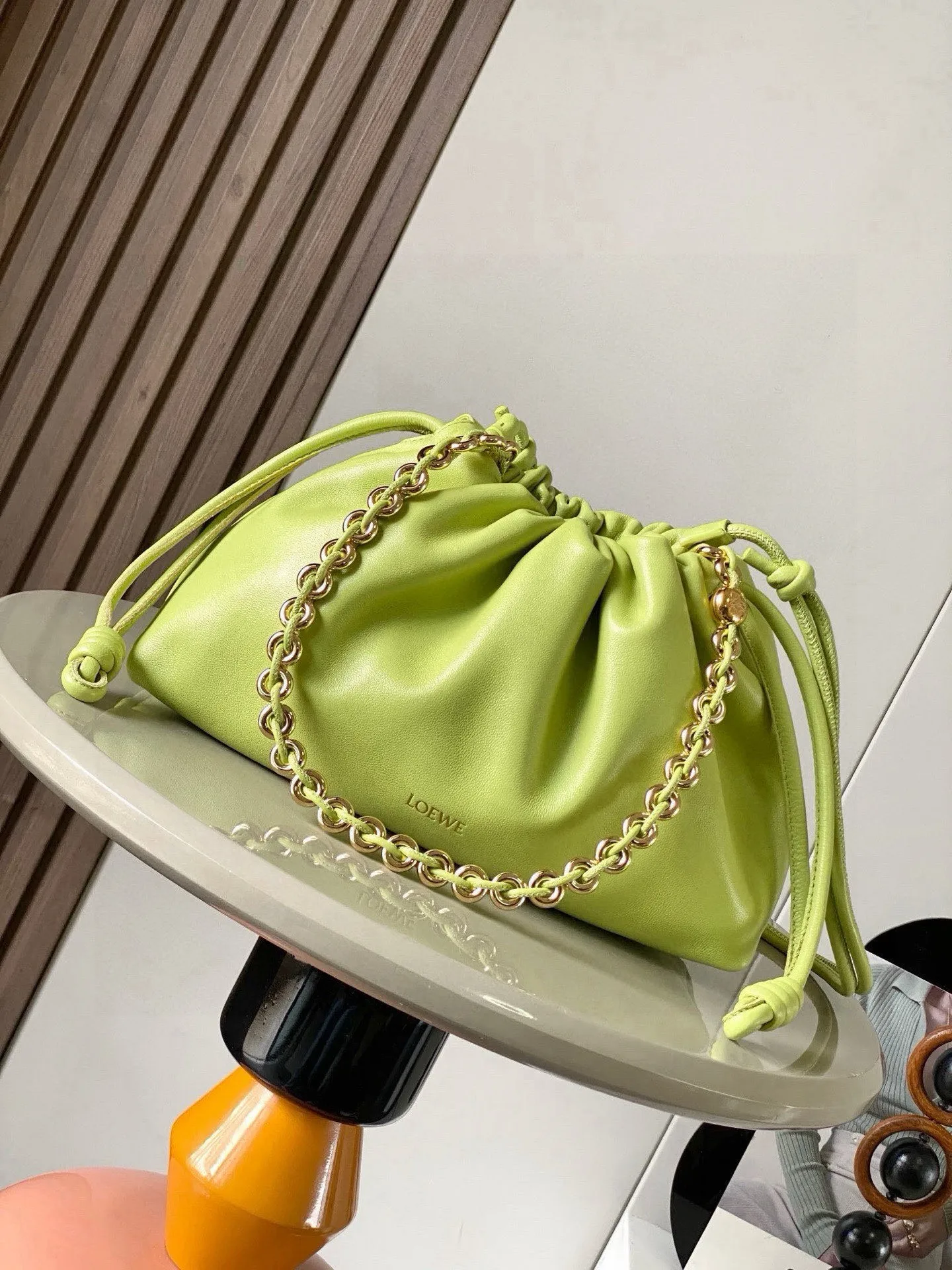 原单罗意威女包|高仿罗意威女包|精仿罗意威女包|一比一罗意威女包<p> 明星同款 柔软纳帕羊皮革 Flamenco Purse 新款手拿包Flamenco Purse 手袋采用褶皱设计侧面搭配标志性绳结等关键细节 款式时尚百搭可作为手拿包携带亦可搭配甜甜圈链条肩背或搭配皮革肩带斜挎 此版本采用柔软纳帕羊皮革制成  可肩背 斜挎或手提 可拆卸可调节皮革肩带 <p>款号 9057</p>颜色 茴芹绿</p>