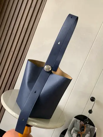 <p>中号柔软牛皮革 Pebble Bucket 水桶包是L0EWE极简主义的又一代表水桶包时尚简约且能装 Anagram金色鹅卵石配件是点睛之笔这个包的一个特点是肩带很宽所以它更适合斜挎或者像秀场男模特那样 把包单拎在后背<p>款号 9045</p><p>颜色 海军蓝</p>
