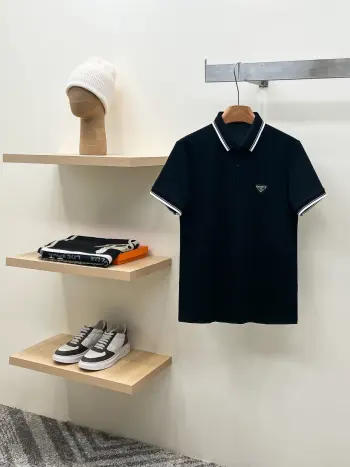 金属三角形徽标Polo衫