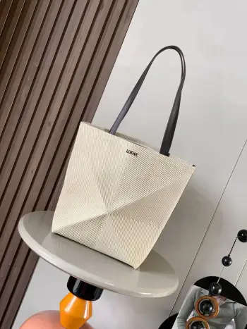 <p> 棉质提花 Puzzle Fold 手袋Puzzle Fold 手袋从品牌经典手袋系列的几何线条汲取灵感以富含几何建筑美感的镶片重新诠释 能完全折叠 可谓旅行良伴实用又设计感满满的包包品牌运用创意巧思打造柔软轻盈的手袋<p>款号 9029</p><p>颜色 杏布咖啡</p>