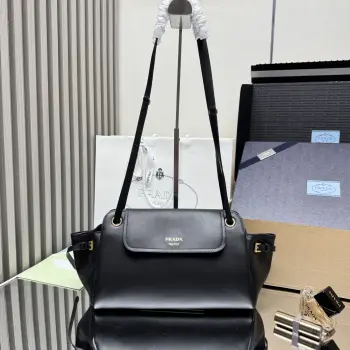 <p> 顶级原单 新品1BD403 这款Prada Carry手袋设计简约高雅 尽显日常举止中的动感优雅 宽敞的廓形采用皮革材质 配有滑动手柄 使配饰能够以不同方式佩戴 独特的档案库细节丰富了这款风格 饰以精致的字母徽标 实用又时尚 赶紧入手吧尺寸 长30x高20x底14cm</p>