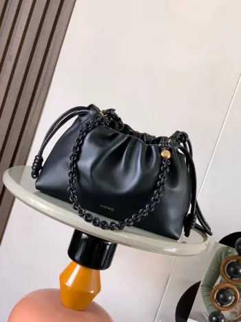 <p>新款中号鹿皮革 Flamenco Purse 手拿包明星同款Flamenco Purse 采用褶皱设计 侧面搭配标志性绳结此中号版本采用鹿皮革制成 可肩背 斜挎或手提 可拆卸可调节皮革肩带 可拆卸甜甜圈链条饰有Anagram Pebble  款号 9057</p><p>颜色 黑色/黑珠</p>