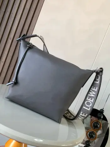 <p>小号Cubi斜挎包惊艳亮相这次出了Cubi 真是让人惊喜配有提花可调节肩带手感亲肤柔和容量大功能性强 可以单肩腋下斜挎 可当健身包使用作为短途旅行的行李袋也是非常出圈 出片的真的是一只综合素质非常高的好包包Cubi 斜挎包是一款宽敞且柔软的手袋<p>款号 9026</p><p>颜色 灰咖</p>