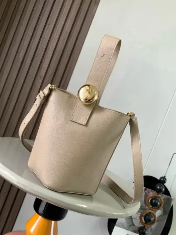 <p>迷你柔软粒面牛皮革 Pebble Bucket 水桶手袋Pebble将纯粹的简约线条与瞩目设计风格巧妙融合造就别具一格的创新的手袋设计 可斜挎 肩背或手提<p>款号 9047</p><p>颜色 沙色荔枝纹</p><p>尺寸 20CM 16CM 16CM</p>