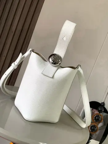 <p>迷你柔软粒面牛皮革 Pebble Bucket 水桶手袋Pebble将纯粹的简约线条与瞩目设计风格巧妙融合造就别具一格的创新的手袋设计 可斜挎 肩背或手提<p>款号 9047</p><p>颜色 米白荔</p><p>尺寸 20CM 16CM 16CM</p>