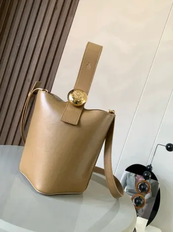 <p>迷你柔软粒面牛皮革 Pebble Bucket 水桶手袋Pebble将纯粹的简约线条与瞩目设计风格巧妙融合造就别具一格的创新的手袋设计 可斜挎 肩背或手提<p>款号 9047</p><p>颜色 橡木棕</p><p>尺寸 20CM 16CM 16CM</p>