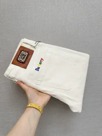 字母图案牛仔裤