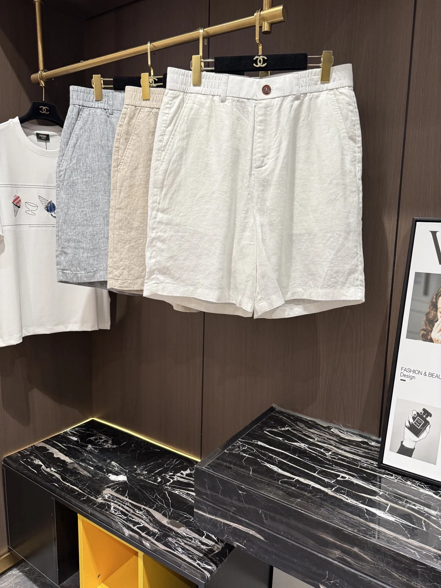 原单短款裤子男装|高仿短款裤子男装|精仿短款裤子男装|一比一短款裤子男装<p>LP.26SS夏季亚麻休闲短裤</p><p>夏日衣橱必备 这款亚麻短裤 将时尚与舒适完美融合采用天然亚麻材质 透气性绝佳 能迅速排散热气 让你在炎炎夏日也能时刻保持清爽 宽松的版型设计 不仅穿着自在无束缚 还巧妙修饰腿部线条 适配各种身形 腰部配有白色抽绳 可灵活调节松紧 贴合不同腰围需求 简约的设计搭配精致的品牌刺绣标识 低调中彰显奢华质感 无论是搭配简约T恤漫步街头 还是配上休闲衬衫奔赴度假之旅 它都能轻松驾驭 为你打造随性又不失格调的夏日造型 码数M-3XL</p>