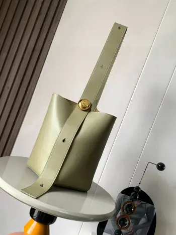 <p>中号柔软牛皮革 Pebble Bucket 水桶包是L0EWE极简主义的又一代表水桶包时尚简约且能装 Anagram金色鹅卵石配件是点睛之笔这个包的一个特点是肩带很宽所以它更适合斜挎或者像秀场男模特那样 把包单拎在后背<p>款号 9045</p><p>颜色 桉树绿</p>