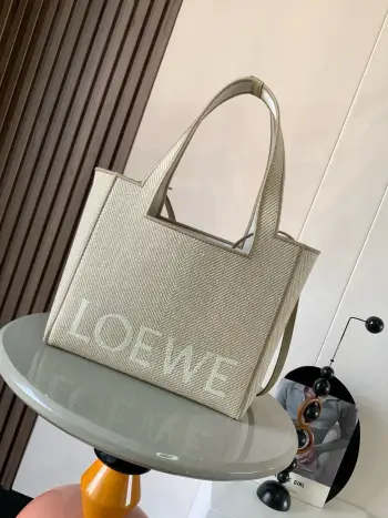 <p>全新提花帆布LOEWE Font Tote 手袋 LOEWE Font Tote 是一款长方体手袋 饰有对比色 LOEWE 标志中号版本以提花帆布制成 饰有皮革饰边  可肩背 斜挎或手提 可拆卸可调节肩带 织物衬里</p><p>款号 9089</p><p>颜色 亚麻原色</p><p>尺寸 30cm 15cm 25.5cm</p>