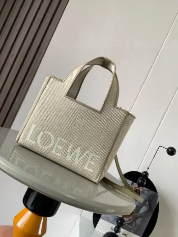 <p>小号提花帆布 LOEWE Font Tote 手袋 LOEWE Font Tote 是一款长方体手袋 饰有对比色 LOEWE 标志 小号版本以提花帆布制成饰有皮革饰边  可肩背 斜挎或手提 可拆卸可调节肩带 织物衬里</p><p>款号 9090</p><p>颜色 亚麻原色</p><p>尺寸 24cm 11cm 19.5cm</p>