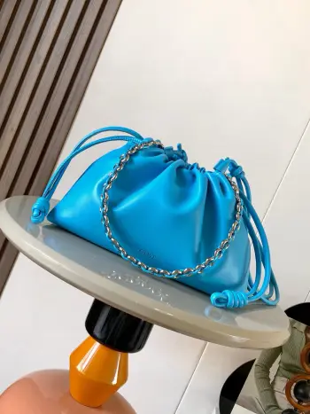 <p> 明星同款 柔软纳帕羊皮革 Flamenco Purse 新款手拿包Flamenco Purse 手袋采用褶皱设计侧面搭配标志性绳结等关键细节 款式时尚百搭可作为手拿包携带亦可搭配甜甜圈链条肩背或搭配皮革肩带斜挎 此版本采用柔软纳帕羊皮革制成<p>款号 9057</p>