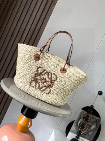 <p> 大号伊拉卡棕榈纤维和牛皮革 Anagram Basket 手袋超多明星同款一个传统的篮子手袋带有经典的手工编织包身管状牛皮革带子 以及一块牛皮革 Anagram 压纹贴片这个小尺寸版本采用伊拉卡棕榈制成<p>款号 8008</p><p>颜色 棕色</p>