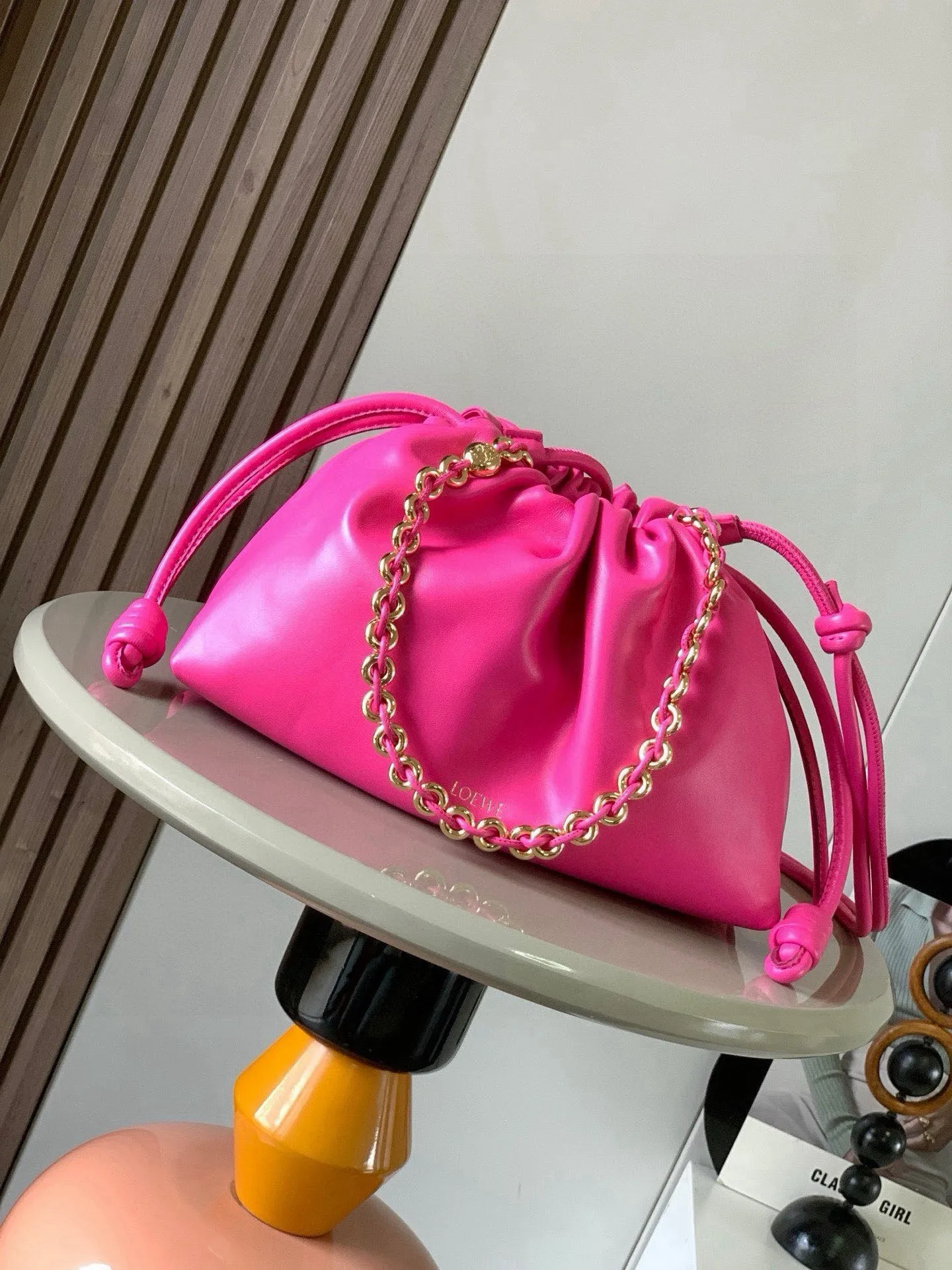 原单罗意威女包|高仿罗意威女包|精仿罗意威女包|一比一罗意威女包<p> 明星同款 柔软纳帕羊皮革 Flamenco Purse 新款手拿包Flamenco Purse 手袋采用褶皱设计侧面搭配标志性绳结等关键细节 款式时尚百搭可作为手拿包携带亦可搭配甜甜圈链条肩背或搭配皮革肩带斜挎<p>款号 9057</p>颜色 荧光粉红</p>