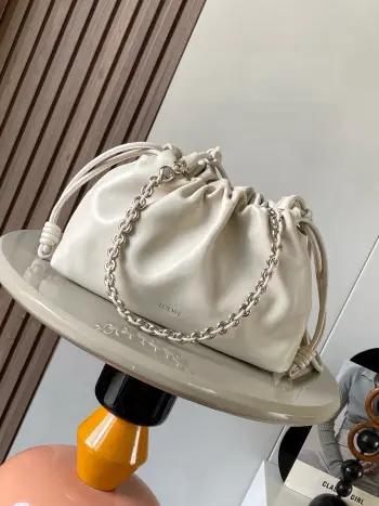 <p> 明星同款 柔软纳帕羊皮革 Flamenco Purse 新款手拿包Flamenco Purse 手袋采用褶皱设计侧面搭配标志性绳结等关键细节 款式时尚百搭可作为手拿包携带亦可搭配甜甜圈链条肩背或搭配皮革肩带斜挎 此版本采用柔软纳帕羊皮革制成  可肩背 斜挎或手提 可拆卸可调节皮革肩带 <p>款号 9057</p>颜色 海盐白</p>