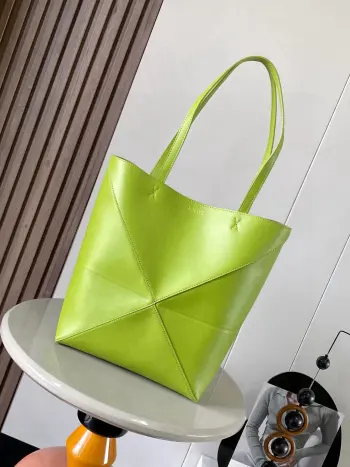 <p>新款亮面牛皮革puzzle Fold手袋又把几何图形玩出花了  很久没见过这么实用又设计感满满的托特包了 这款延续了Puzzle系列的几何美学以折纸包为灵感 让这只 Puzzle Fold tote 在立体和平面随意切换上身了两个尺码<p>款号 9029</p><p>颜色 青草色</p>