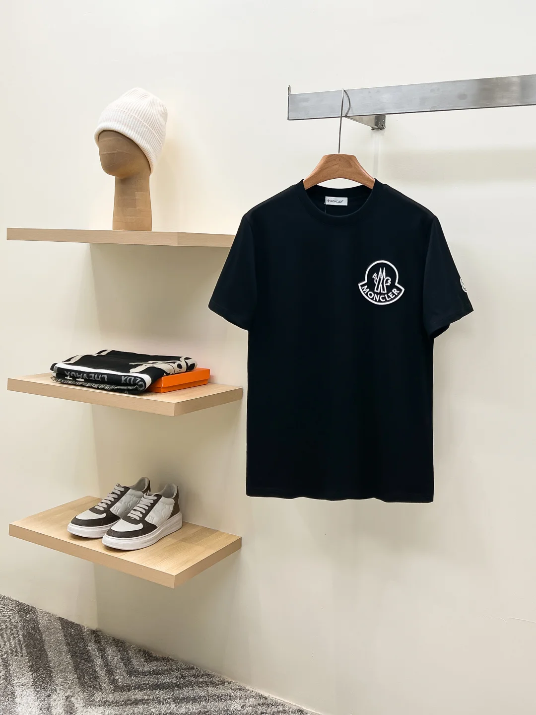 原单短袖T恤男装|高仿短袖T恤男装|精仿短袖T恤男装|一比一短袖T恤男装<p> MON*CLER 蒙口 2026春夏最新款男女同款休闲圆领短袖T恤 经典刺绣logo.既不单调也不复杂 好处的展现品味 舒适吸汗透气根本不在话下  面料独具的高奢感呈现简约优雅气质  </p><p>颜色 黑色 白色 </p><p>尺码 S M L XL XXL</p><p></p>