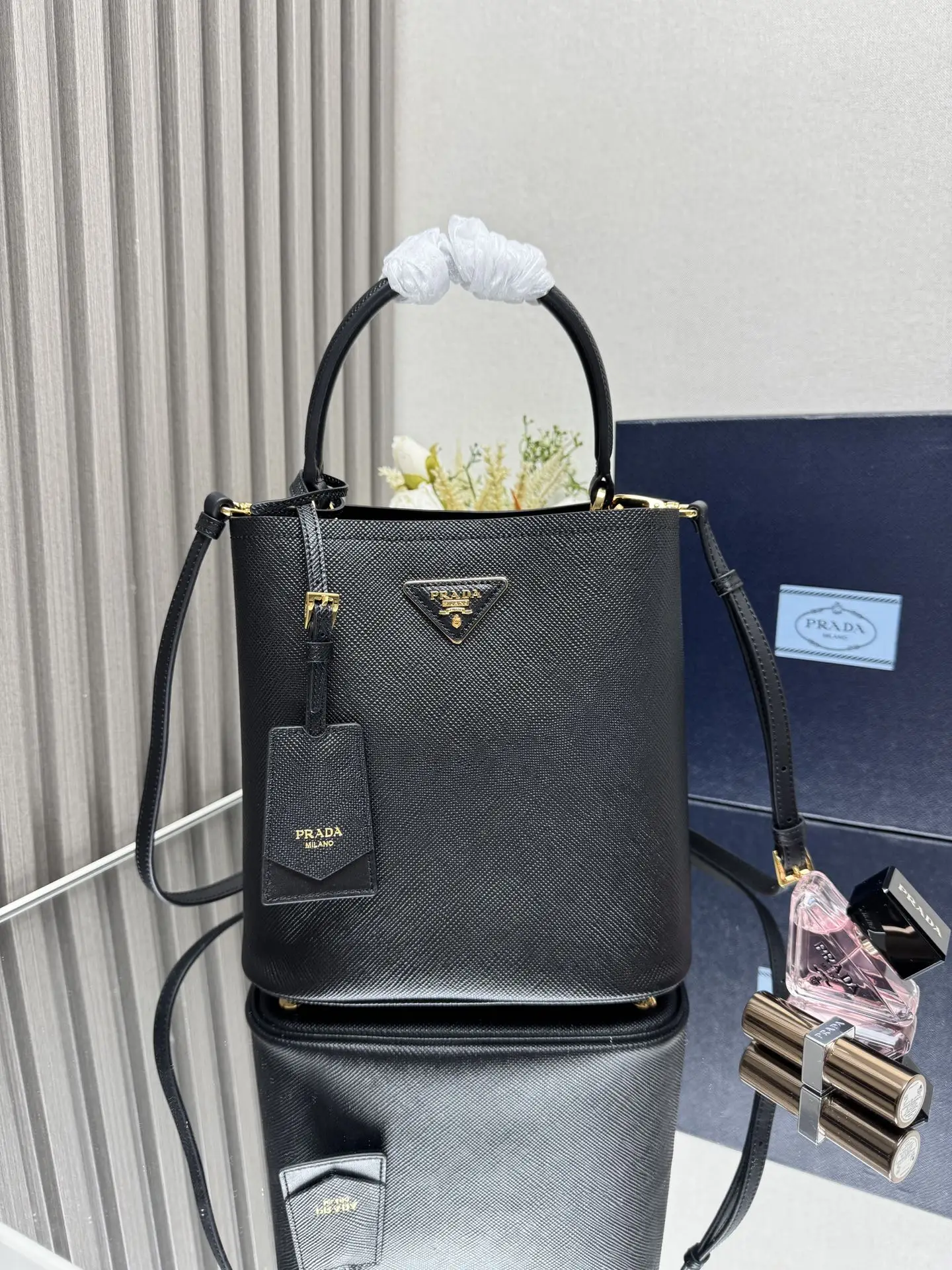 原单普拉达女包|高仿普拉达女包|精仿普拉达女包|一比一普拉达女包<p> 顶级原单 最新爆款1BA212水桶包 新吊牌款 Saffiano皮革材质 皮革提手 可拆可调式皮革肩带 带金属徽标的可拆卸皮革姓名标牌 皮革包覆式磁扣扣合的中央口Saffiano皮革三角形徽标 撞色软羊革衬里尺寸 22×23×13CM </p>