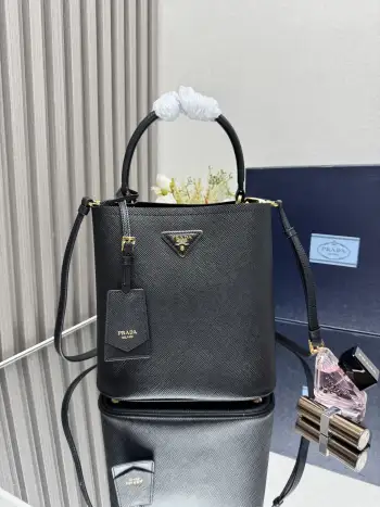 <p> 顶级原单 最新爆款1BA212水桶包 新吊牌款 Saffiano皮革材质 皮革提手 可拆可调式皮革肩带 带金属徽标的可拆卸皮革姓名标牌 皮革包覆式磁扣扣合的中央口Saffiano皮革三角形徽标 撞色软羊革衬里尺寸 22×23×13CM </p>
