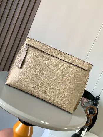 <p>粒面牛皮革TT Pouch手包L0ewe家的皮具 好看又低调材质是粒面小牛皮 尺寸能比A4纸大一丢丟 多功能的顶部拉链小袋 因为带有独特的T型杆廓形所以有了这个独特的名字这个版本采用粒面牛皮革制成<p>款号 9116</p><p>颜色 杏色</p>