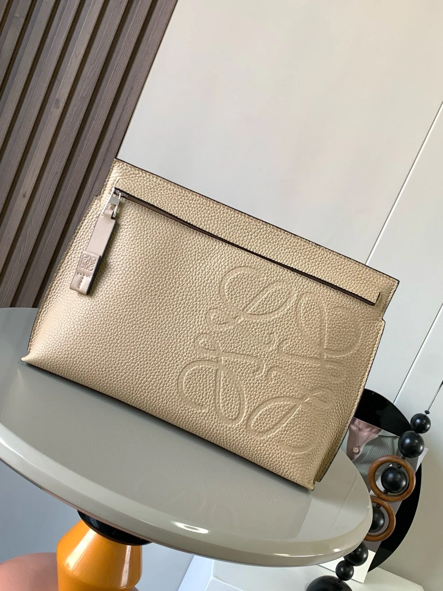 <p>粒面牛皮革TT Pouch手包L0ewe家的皮具 好看又低调材质是粒面小牛皮 尺寸能比A4纸大一丢丟 多功能的顶部拉链小袋 因为带有独特的T型杆廓形所以有了这个独特的名字这个版本采用粒面牛皮革制成<p>款号 9116</p><p>颜色 杏色</p>