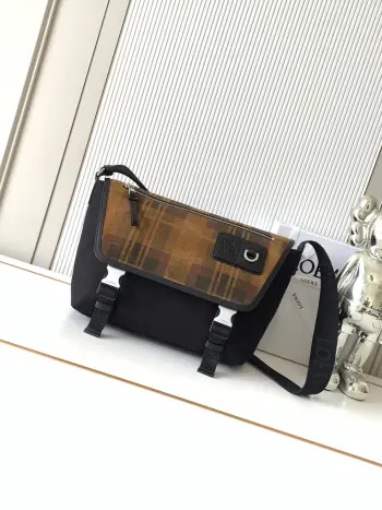 <p> 中号帆布和绒面革 Flex邮差包Flex 邮差包采用梯形折叠翻盖设计饰有精致的运动风格细节此中号版本采用棉质斜纹帆布和绒面革制成*可放13寸笔记本电脑可肩背或斜挎 可调节织带*按扣翻盖*—个拉链前袋一个磁扣后袋*一个拉链内袋尼龙衬里*Anagram 压纹配有 D形环</p><p>尺寸 38CM 27CM 9.5CM</p><p>款号 9100</p><p>颜色 棕色格子</p>
