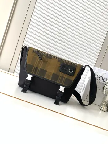 <p> 中号帆布和绒面革 Flex邮差包Flex 邮差包采用梯形折叠翻盖设计饰有精致的运动风格细节此中号版本采用棉质斜纹帆布和绒面革制成*可放13寸笔记本电脑可肩背或斜挎 可调节织带*按扣翻盖*—个拉链前袋一个磁扣后袋*一个拉链内袋尼龙衬里*Anagram 压纹配有 D形环</p><p>尺寸 38CM 27CM 9.5CM</p><p>款号 9100</p><p>颜色 绿色格子</p>