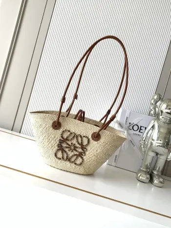 <p> 进口原厂拉菲草 小号伊拉卡棕榈纤维和牛皮革 Anagram Basket 手袋超多明星同款一个传统的篮子手袋带有经典的手工编织包身管状牛皮革带子 以及一块牛皮革 Anagram 压纹贴片这个小尺寸版本采用伊拉卡棕榈制成 这种棕榈树在哥伦比亚种植收获并晒干<p>款号 8012</p><p>颜色 棕色</p>