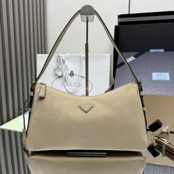 <p> 顶级原单 新款Aimee腋下包1BC231磨砂皮Prada Aimee手袋以柔软轻盈的廓形唤起拥抱手袋的本能动作 既可肩背亦可斜挎 高雅多变的风格采用耐用且触感柔滑的皮革打造 容量空间非常大 巨巨好用绝对是时商达人们的必备款尺寸 长36x高20x底11cm</p>