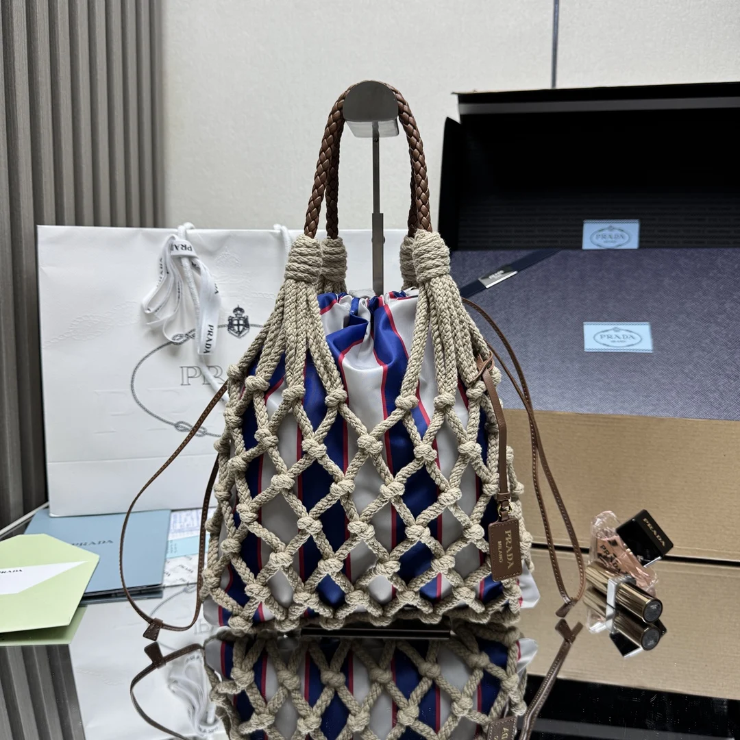 <p> 顶级原单 新品编织1BC111棉质花边手袋 航海世界启发了这款手工饰边手袋的花边设计 体现了清新素雅气质与真实的自由感 纯手工编织 编织皮革提手 可拆卸皮革吊坠 金属五金配件 皮革吊坠压印字母徽标 内部有可拆卸小袋与抽绳 ,內袋35cm*29cm 容量应间大 又是一款永久不过时爆款 赶紧入手吧尺寸 高37cm*宽30cm</p>