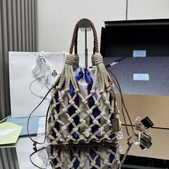 <p> 顶级原单 新品编织1BC111棉质花边手袋 航海世界启发了这款手工饰边手袋的花边设计 体现了清新素雅气质与真实的自由感 纯手工编织 编织皮革提手 可拆卸皮革吊坠 金属五金配件 皮革吊坠压印字母徽标 内部有可拆卸小袋与抽绳 ,內袋35cm*29cm 容量应间大 又是一款永久不过时爆款 赶紧入手吧尺寸 高37cm*宽30cm</p>
