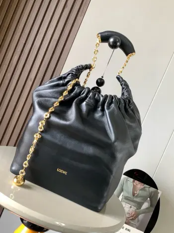 <p> 明星同款 中号纳帕羊皮革Squeeze手袋是款精致而柔美的全新手袋全新发布的 Squeeze 手袋采用柔软丝滑的Mellow纳帕小羊皮制作而成 无衬里结构有效减轻包身自重观感上也更为轻盈  弯月形包口以优雅的褶边收口 营造出轻松又随性的态度这款包包<p>款号 9041</p><p>颜色 黑色</p>