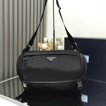 <p> 顶级原单 经典邮差包大号2VH991这款翻盖式单肩包采用尼龙和Saffiano皮革等标志性的P家材质制作 单肩包配有内部和外部口袋 并饰有三角形金属徽标 兼具功能性与品牌格调 上身效果非常酷 简约大气赶紧入手吧尺寸 长32x高18x底16cm</p>