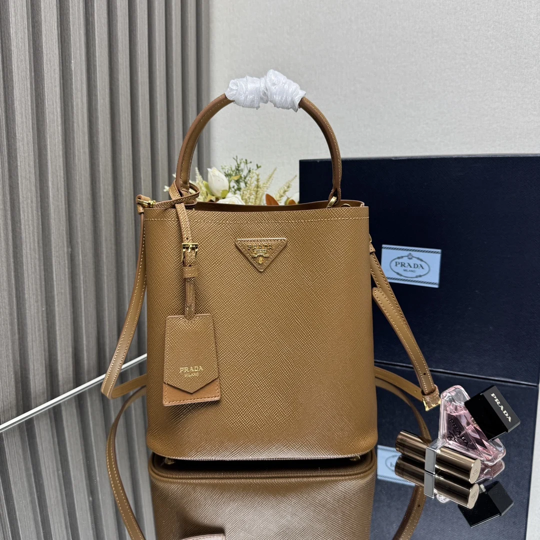 原单普拉达女包|高仿普拉达女包|精仿普拉达女包|一比一普拉达女包<p> 顶级原单 最新爆款1BA212水桶包 新吊牌款 Saffiano皮革材质 皮革提手 可拆可调式皮革肩带 带金属徽标的可拆卸皮革姓名标牌 皮革包覆式磁扣扣合的中央口Saffiano皮革三角形徽标 撞色软羊革衬里尺寸 22×23×13CM </p>