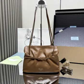 <p> 顶级原单 新品云朵包1BG586这款单肩云朵包采用口羊皮 内里为全一致进口羊皮 手感非常柔软舒服中间隔层袋口为吸扣设计 顶级五金 上身效果非常nice时尚.容量空间大 又是一款永久不过时爆款值得拥有尺寸 长25x高17.5x底11.5cm</p>