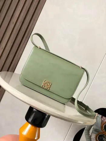 <p>Goya丝绸牛皮革手袋Goya 是一款结构紧凑的包袋 对于其尺寸来说 手袋组织得非常到位简洁的 Anagram 采用精美的丝绸牛皮革手工制作衬里为柔软纳帕羊皮革它是精湛工艺的终极体现 肩背 可调节肩带 磁扣 四个内部口袋<p>款号 9067</p><p>颜色 鳄梨绿</p>