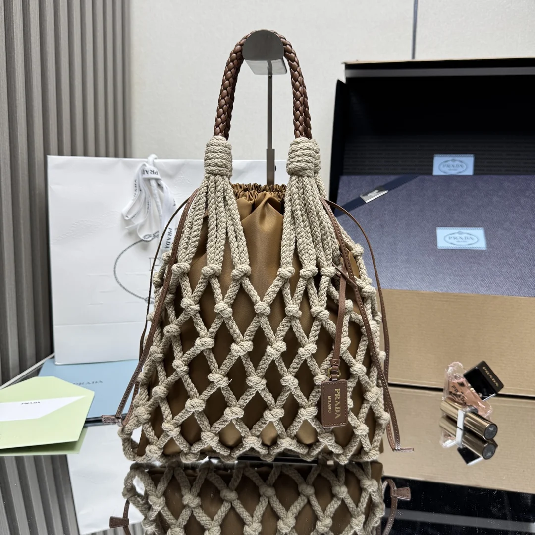 原单普拉达女包|高仿普拉达女包|精仿普拉达女包|一比一普拉达女包<p> 顶级原单 新品编织1BC111棉质花边手袋 航海世界启发了这款手工饰边手袋的花边设计 体现了清新素雅气质与真实的自由感 纯手工编织 编织皮革提手 可拆卸皮革吊坠 金属五金配件 皮革吊坠压印字母徽标 内部有可拆卸小袋与抽绳 ,內袋35cm*29cm 容量应间大 又是一款永久不过时爆款 赶紧入手吧尺寸 高37cm*宽30cm</p>