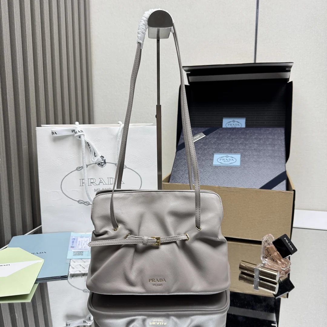原单普拉达女包|高仿普拉达女包|精仿普拉达女包|一比一普拉达女包<p> 顶级原单 新品云朵包1BG586这款单肩云朵包采用口羊皮 内里为全一致进口羊皮 手感非常柔软舒服中间隔层袋口为吸扣设计 顶级五金 上身效果非常nice时尚.容量空间大 又是一款永久不过时爆款值得拥有尺寸 长25x高17.5x底11.5cm</p>