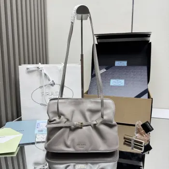 <p> 顶级原单 新品云朵包1BG586这款单肩云朵包采用口羊皮 内里为全一致进口羊皮 手感非常柔软舒服中间隔层袋口为吸扣设计 顶级五金 上身效果非常nice时尚.容量空间大 又是一款永久不过时爆款值得拥有尺寸 长25x高17.5x底11.5cm</p>