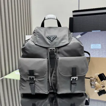 <p> 顶级原单 新款双肩背包2VZ110A水银灰升级版+尼龙手提带这款Re-Nylon双肩背包采用经典尼龙面料设计 顶级五金 融合创新实用素 呈现精致隽永风范 配有一条可拆卸的肩带 一包两用 不同场合可交换使用 上身效果非常时尚大气 又是一款永久不过时爆款赶紧入手吧尺寸 长34x高39x底15cm</p>