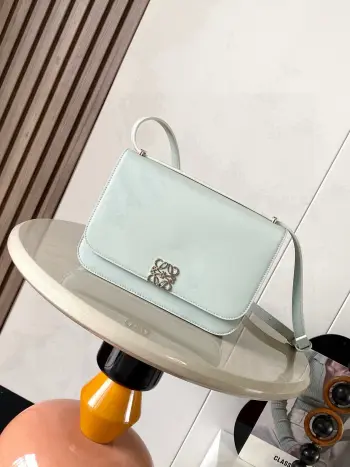 <p>Goya丝绸牛皮革手袋Goya 是一款结构紧凑的包袋 对于其尺寸来说 手袋组织得非常到位简洁的 Anagram 采用精美的丝绸牛皮革手工制作衬里为柔软纳帕羊皮革它是精湛工艺的终极体现   肩背 可调节肩带 磁扣 四个内部口袋<p>款号 9067</p><p>颜色 浅轻灵灰</p>