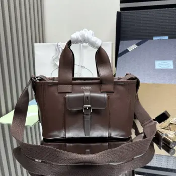 <p> 顶级原单 新品Route1BG660这款Route包将功能性与独特的设计风格完美结合在一起 柔软的皮革材质配上实用型的口袋设计 让这款包更具特色 可拆卸的肩带则让它的使用方式更加多样 你可以根据自己的需求来选择不同的佩戴方式 上身效果时尚又好看 又是一款永久不过时爆款 赶紧入手吧尺寸 长28x高21x底13cm</p>