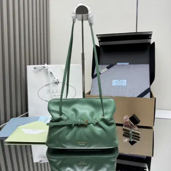 <p> 顶级原单 新品云朵包1BG586这款单肩云朵包采用口羊皮 内里为全一致进口羊皮 手感非常柔软舒服中间隔层袋口为吸扣设计 顶级五金 上身效果非常nice时尚.容量空间大 又是一款永久不过时爆款值得拥有尺寸 长25x高17.5x底11.5cm</p>