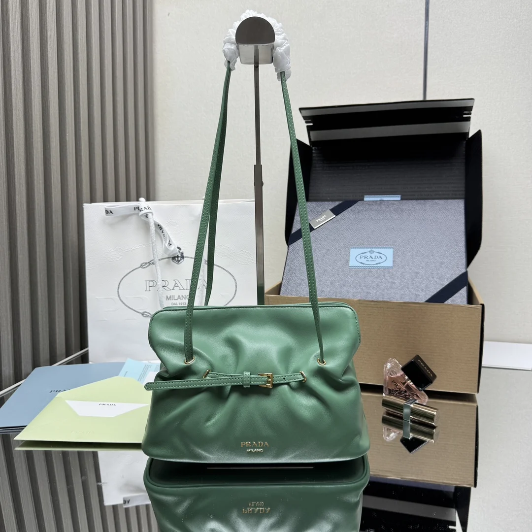 <p> 顶级原单 新品云朵包1BG586这款单肩云朵包采用口羊皮 内里为全一致进口羊皮 手感非常柔软舒服中间隔层袋口为吸扣设计 顶级五金 上身效果非常nice时尚.容量空间大 又是一款永久不过时爆款值得拥有尺寸 长25x高17.5x底11.5cm</p>