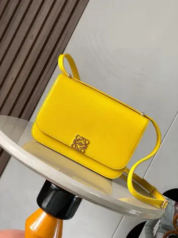 <p>Goya丝绸牛皮革手袋Goya 是一款结构紧凑的包袋 对于其尺寸来说 手袋组织得非常到位简洁的 Anagram 采用精美的丝绸牛皮革手工制作衬里为柔软纳帕羊皮革它是精湛工艺的终极体现 肩背 可调节肩带 磁扣 四个内部口袋<p>款号 9067</p><p>颜色 黄色</p>