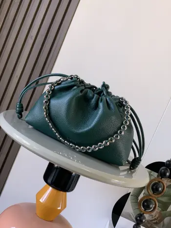 <p>新款中号鹿皮革 Flamenco Purse 手拿包明星同款Flamenco Purse 采用褶皱设计 侧面搭配标志性绳结此中号版本采用鹿皮革制成 可肩背 斜挎或手提 可拆卸可调节皮革肩带 可拆卸甜甜圈链条饰有Anagram Pebble  款号 9057</p><p>颜色 常青绿鹿皮</p>