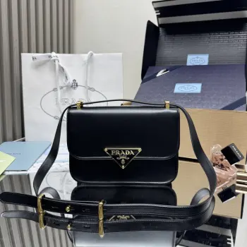 <p> 顶级原单 专柜新款空姐包1BD320平纹到货啦这款一眼相中复古又高级的包包 采用进口平纹牛皮 独特三角标 长肩带可调节 又可单肩和斜挎 满满的高级感 背上身秒变气质女孩 容量空间大 各种各样百搭时尚又实用 又是一款永久不过时爆款简直太美了赶紧入手吧尺寸 长22x高16x底6cm</p>