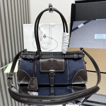 <p> 顶级原单 牛仔Bonnie1BA426牛仔小号这款牛仔Bonnie手袋标志性设计焕然一新 增添了实用细节和材质间的意外互动 全新休闲百搭风格 采用丹宁牛仔面料与牛皮饰边 配有实用风格口袋 尽显精致魅力 撞色缝线勾勒廓形 结合工艺传统与现代魅力 皮革手提柄 可拆卸可调节肩带  时尚又实用 上身效果超级好看宝宝们 赶紧入手吧 又是一款永久不过时爆款尺寸 长32x高15.5x底12cm</p>