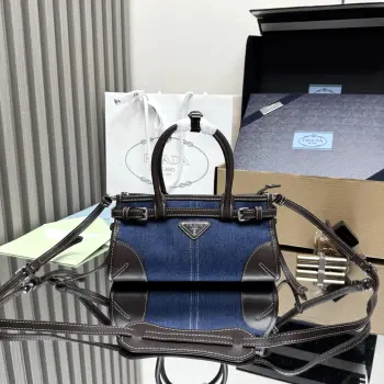 <p> 顶级原单 SoftLux牛仔布配牛皮 新款Bonnie迷你号牛仔包1BA486这款迷你手提斜挎包采用进口洗水牛仔布+牛皮 散发出古典气息 配有一条可拆卸调节的皮革肩带 斜挎 手提 肩带 满足所有背法容量空间非常大 巨巨好用 绝对是时商达人们的必备款 小小尺寸 真的太太可爱了赶紧把这款复古格调手拎包带回家吧 尺寸:长23.5高12x底9cm</p>