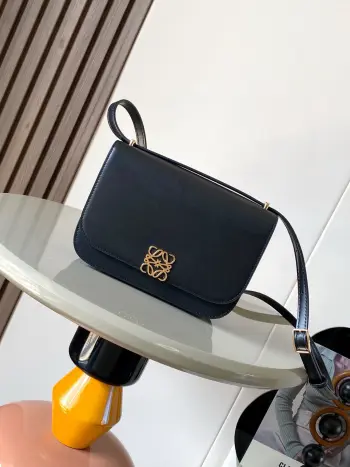 <p>小号 Goya 丝绸牛皮革手袋Goya 是一款结构紧凑的包袋 对于其尺寸来说 手袋组织得非常到位简洁的 Anagram 采用精美的丝绸牛皮革手工制作 衬里为柔软纳帕羊皮革 它是精湛工艺的终极体现这个版本为小尺寸版本  肩背 可调节肩带 <p>款号 9087</p>